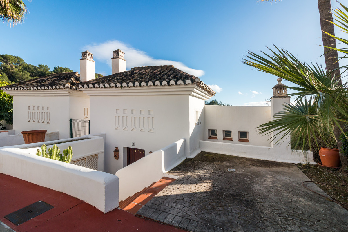 3 Bed Townhouse for sale in Istán Costa Del Sol, Málaga, Spain