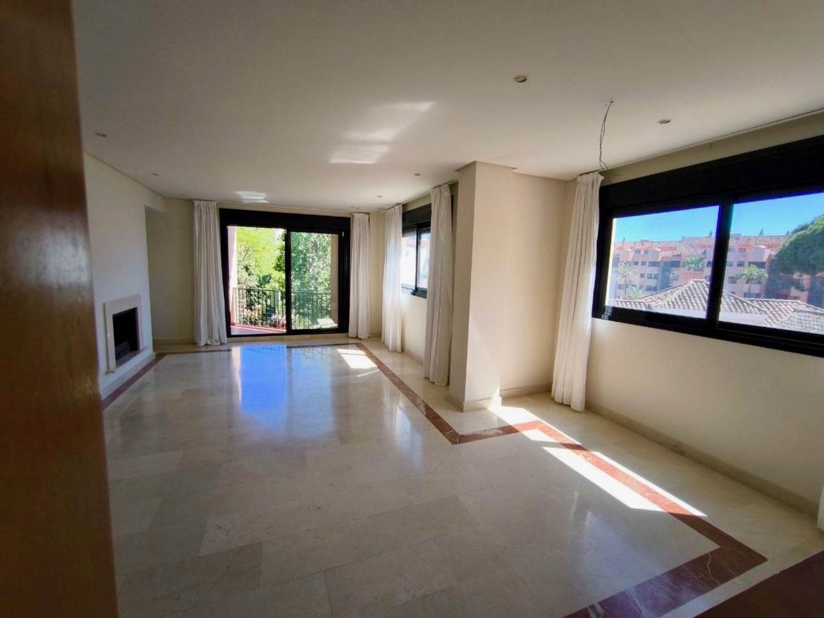 2 Bed Apartment for sale in Puerto Banús Costa Del Sol, Málaga, Spain