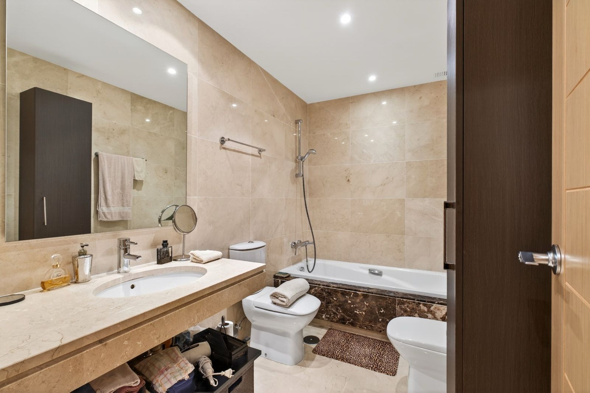 2 Bed Apartment for sale in Estepona Costa Del Sol, Málaga, Spain
