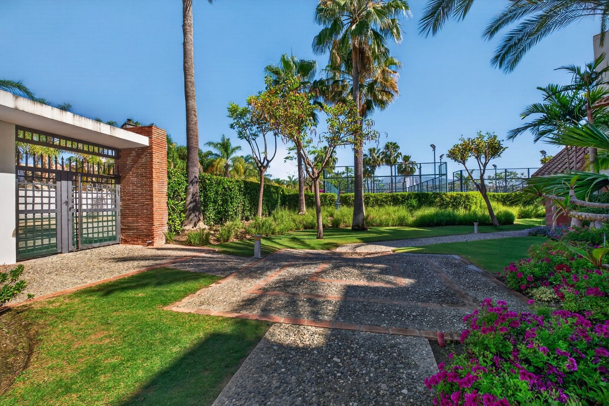 2 Bed Apartment for sale in Estepona Costa Del Sol, Málaga, Spain