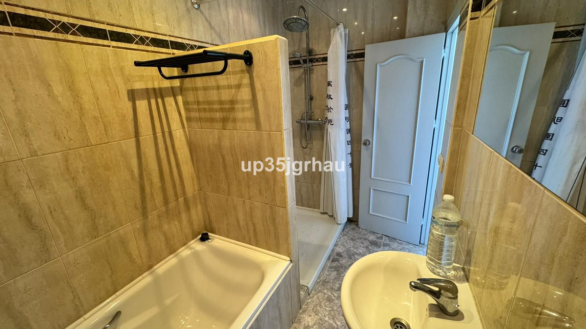 Se vende Apartamento Planta Media de 3 dormitorios en Costa Del Sol, Málaga, España