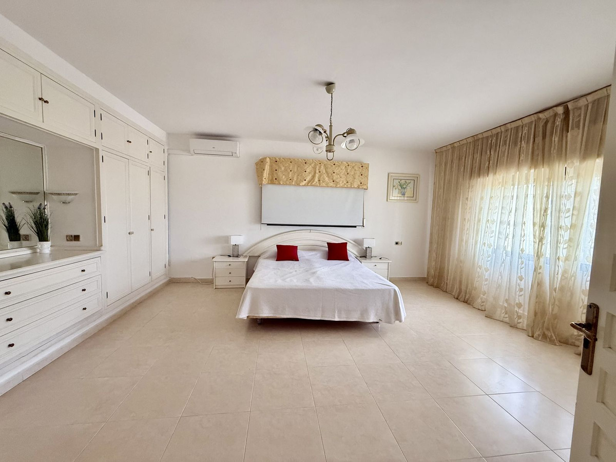 6 Bed Townhouse for sale in Calahonda Costa Del Sol, Málaga, Spain