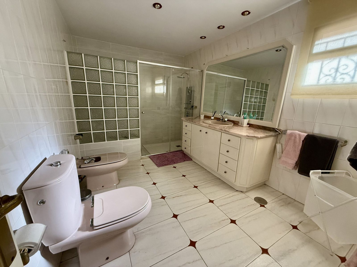 6 Bed Townhouse for sale in Calahonda Costa Del Sol, Málaga, Spain