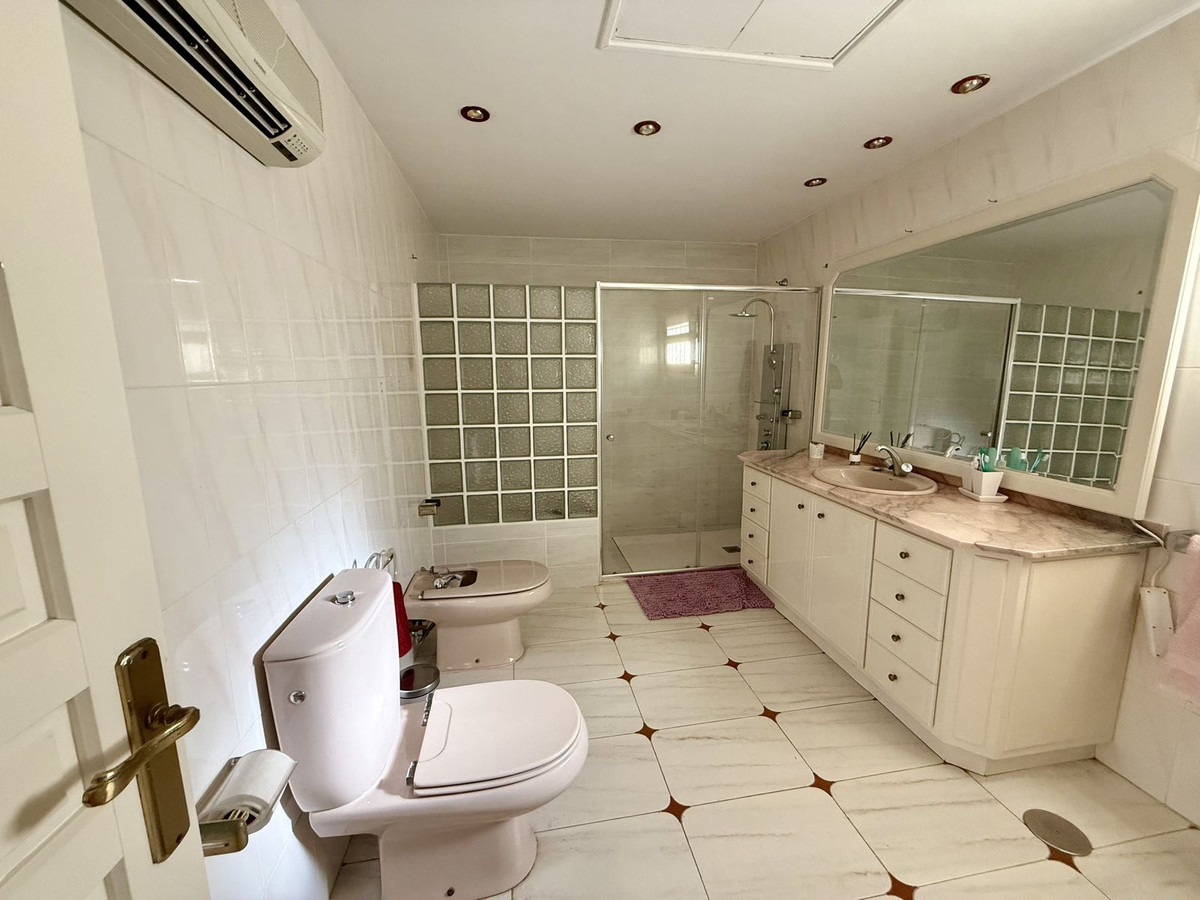 6 Bed Townhouse for sale in Calahonda Costa Del Sol, Málaga, Spain