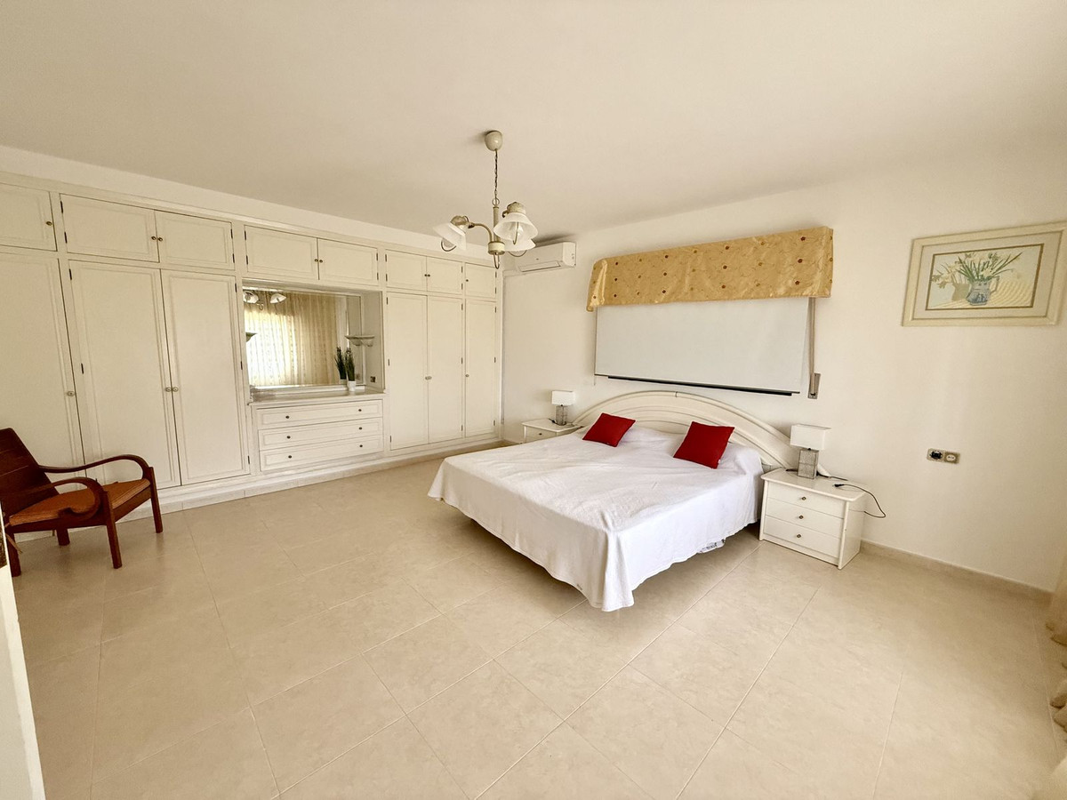 6 Bed Townhouse for sale in Calahonda Costa Del Sol, Málaga, Spain