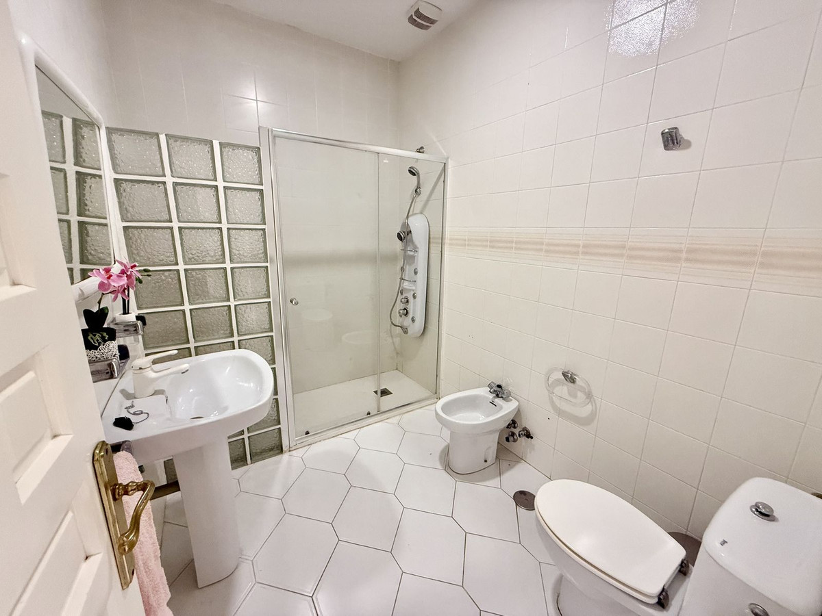 6 Bed Townhouse for sale in Calahonda Costa Del Sol, Málaga, Spain