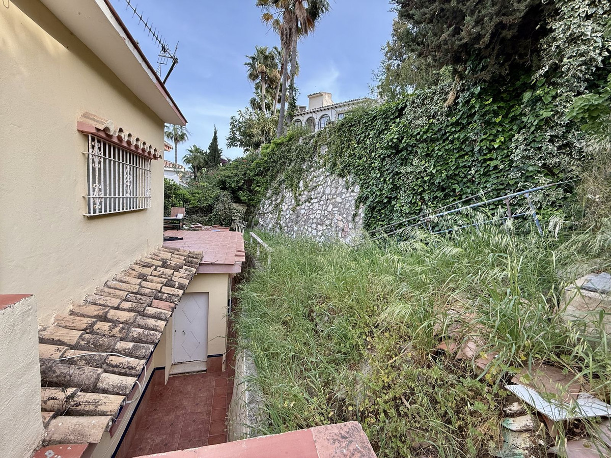 6 Bed Townhouse for sale in Calahonda Costa Del Sol, Málaga, Spain