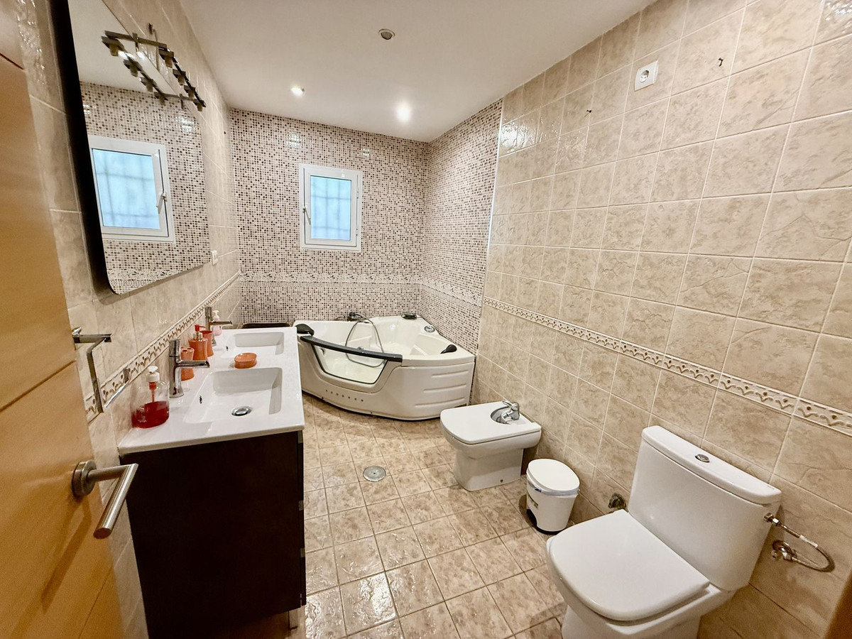 6 Bed Townhouse for sale in Calahonda Costa Del Sol, Málaga, Spain