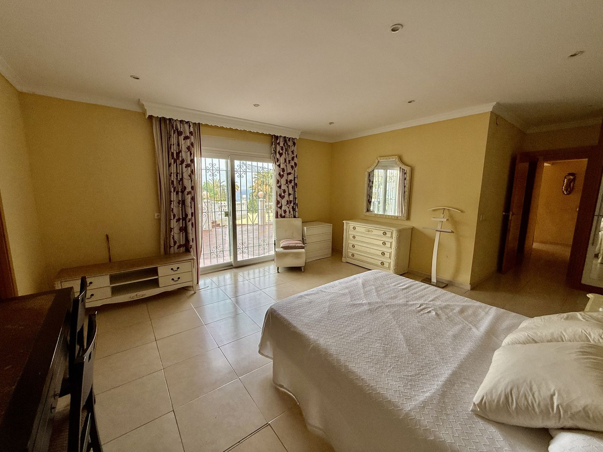 6 Bed Townhouse for sale in Calahonda Costa Del Sol, Málaga, Spain