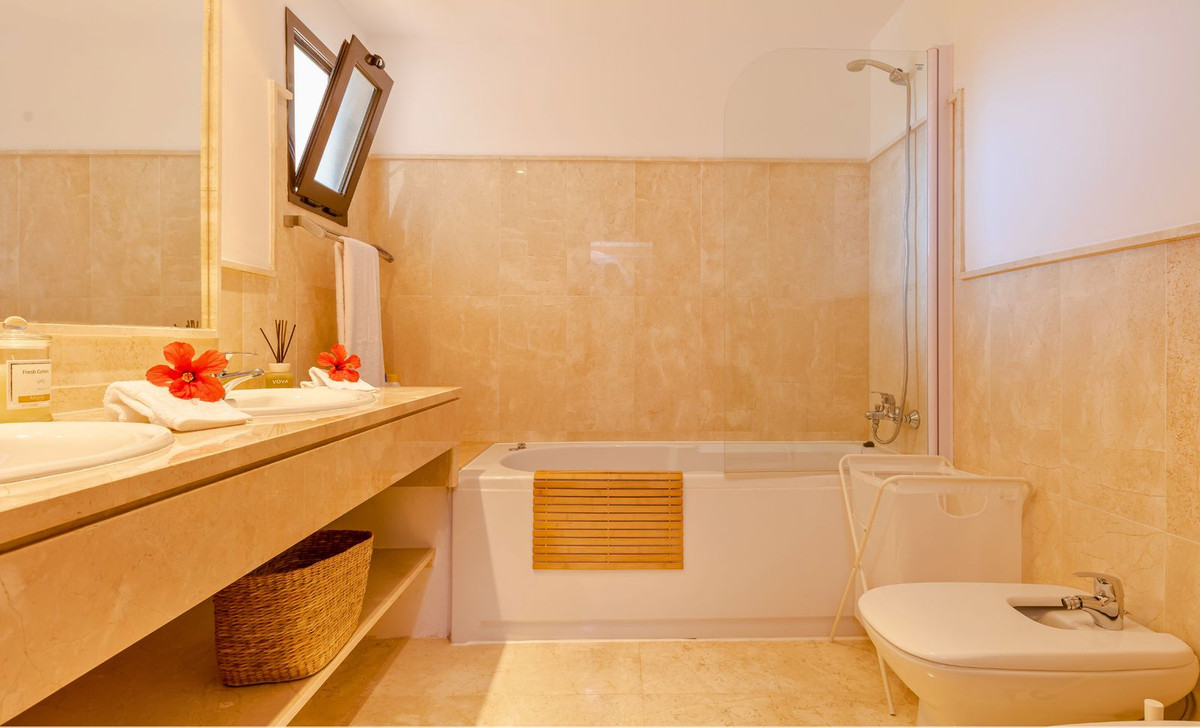 Se vende Apartamento Planta Baja de 3 dormitorios en Costa Del Sol, Málaga, España