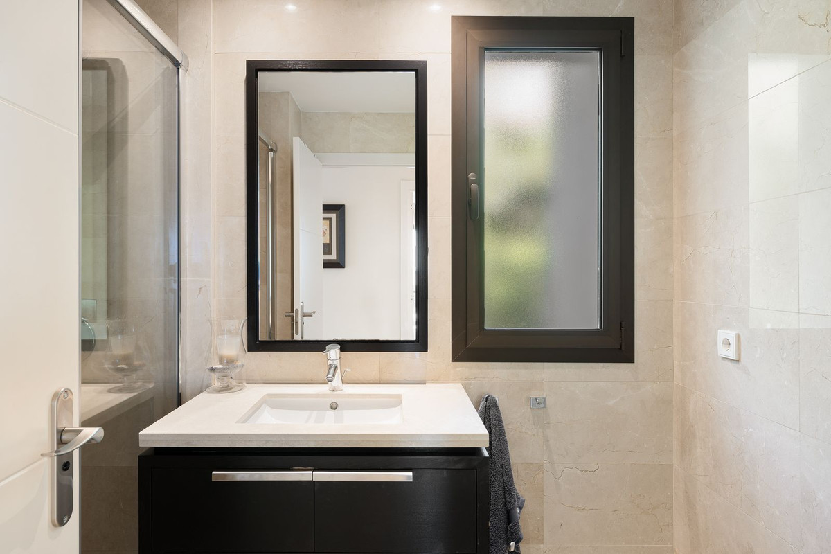 2 Bed Apartment for sale in La Quinta Costa Del Sol, Málaga, Spain