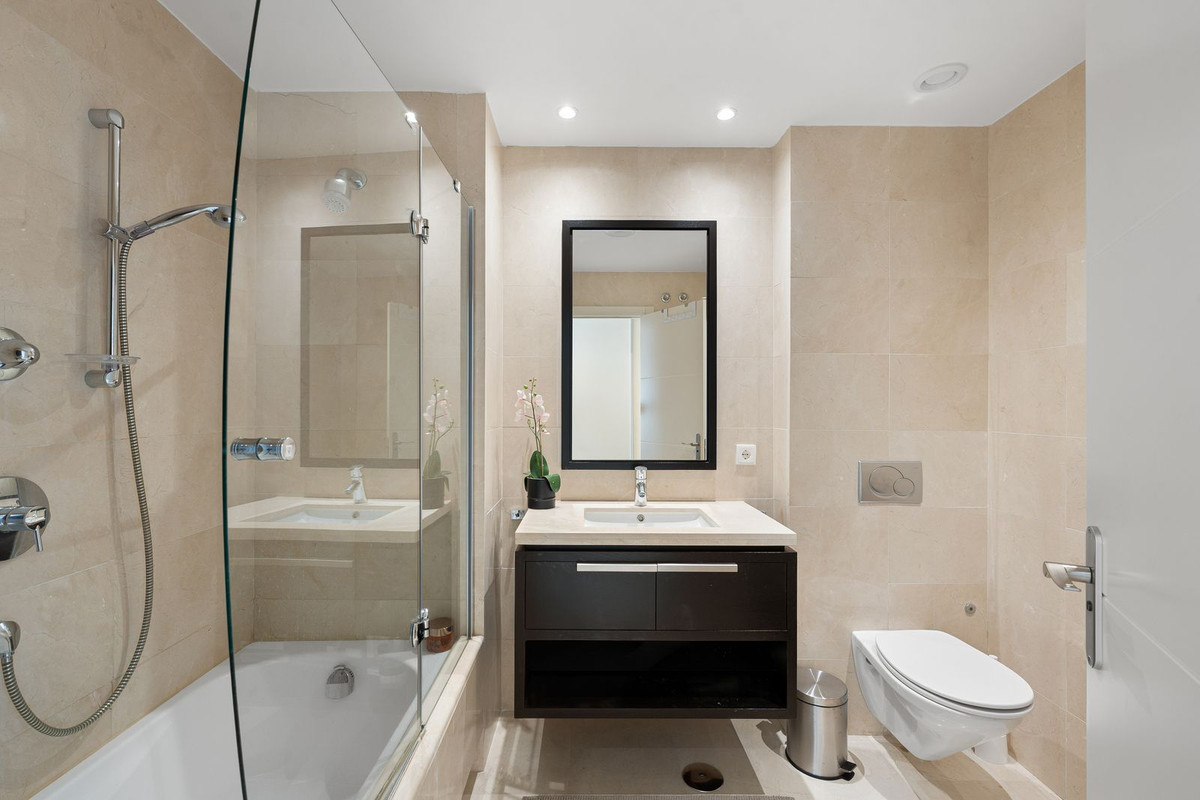 2 Bed Apartment for sale in La Quinta Costa Del Sol, Málaga, Spain