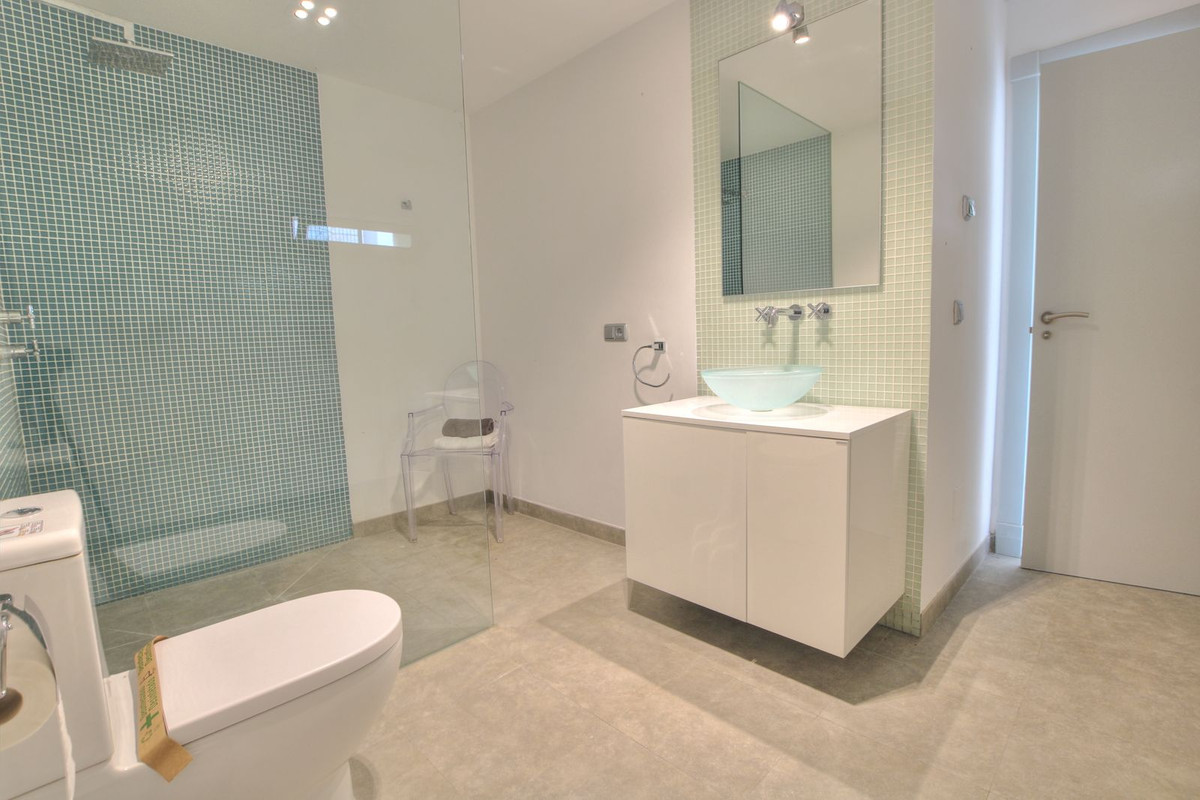 Se vende Villa - Chalet de 4 dormitorios en Costa Del Sol, Málaga, España