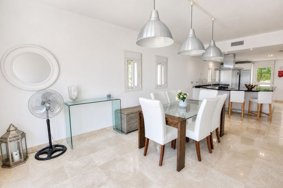 Se vende Villa - Chalet de 4 dormitorios en Costa Del Sol, Málaga, España