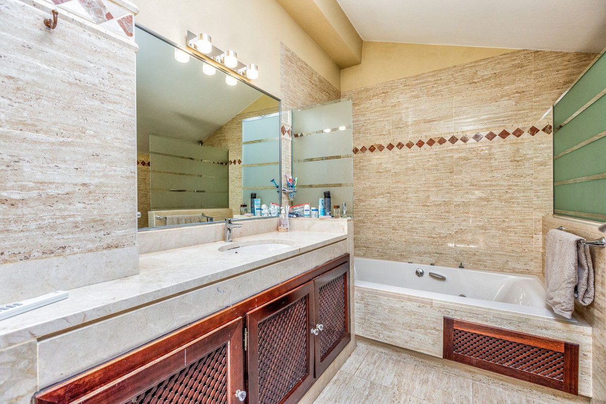 3 Bed Apartment for sale in La Mairena Costa Del Sol, Málaga, Spain