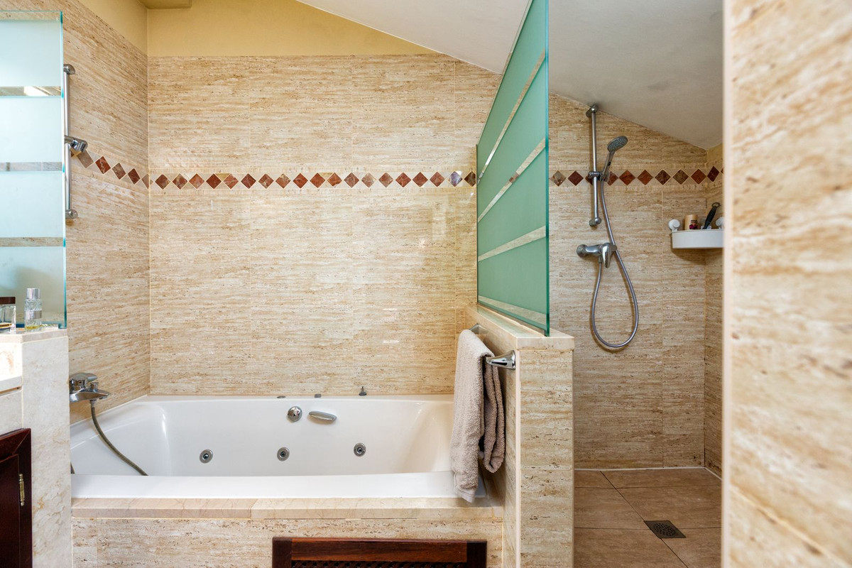 3 Bed Apartment for sale in La Mairena Costa Del Sol, Málaga, Spain