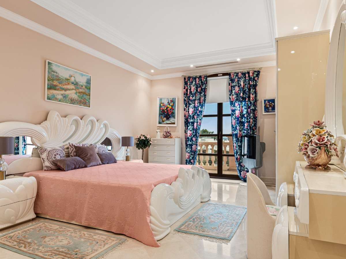 6 Bed Townhouse for sale in Nueva Andalucía Costa Del Sol, Málaga, Spain