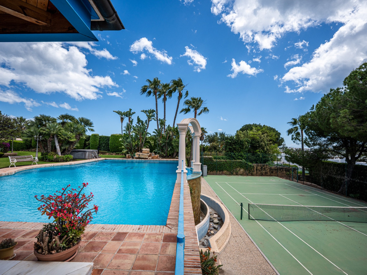 6 Bed Townhouse for sale in Nueva Andalucía Costa Del Sol, Málaga, Spain