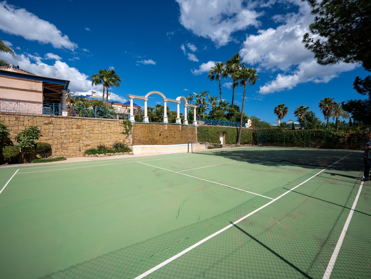 6 Bed Townhouse for sale in Nueva Andalucía Costa Del Sol, Málaga, Spain