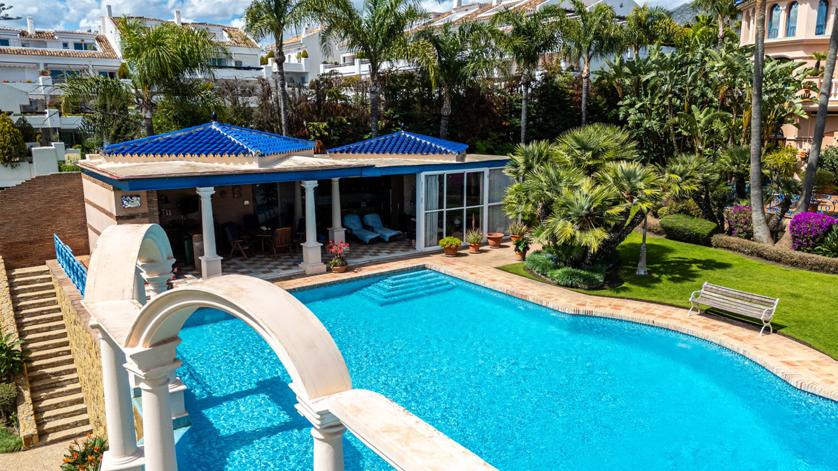 6 Bed Townhouse for sale in Nueva Andalucía Costa Del Sol, Málaga, Spain