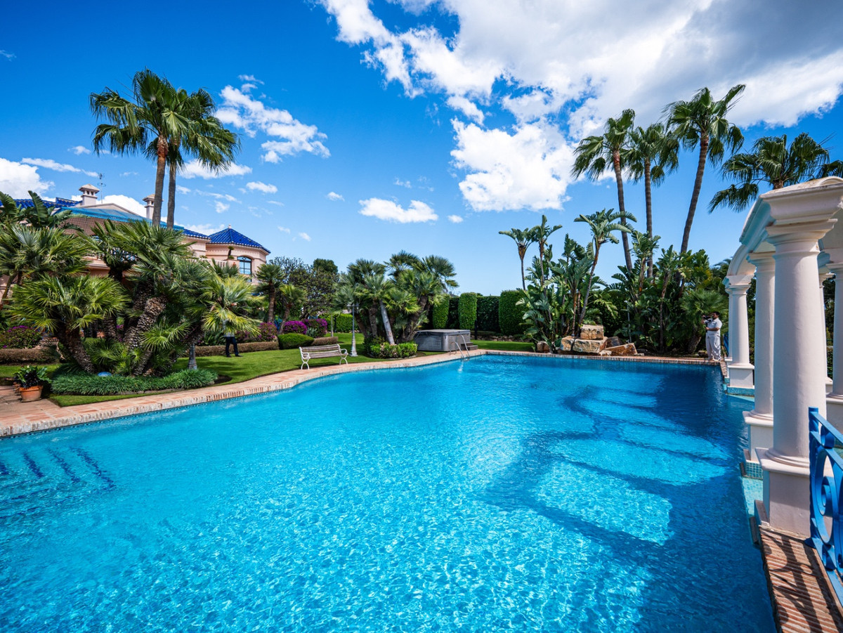 6 Bed Townhouse for sale in Nueva Andalucía Costa Del Sol, Málaga, Spain