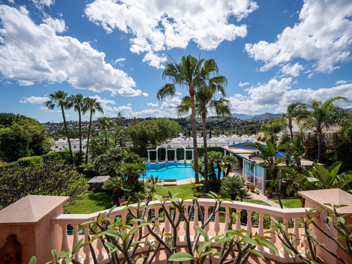 6 Bed Townhouse for sale in Nueva Andalucía Costa Del Sol, Málaga, Spain