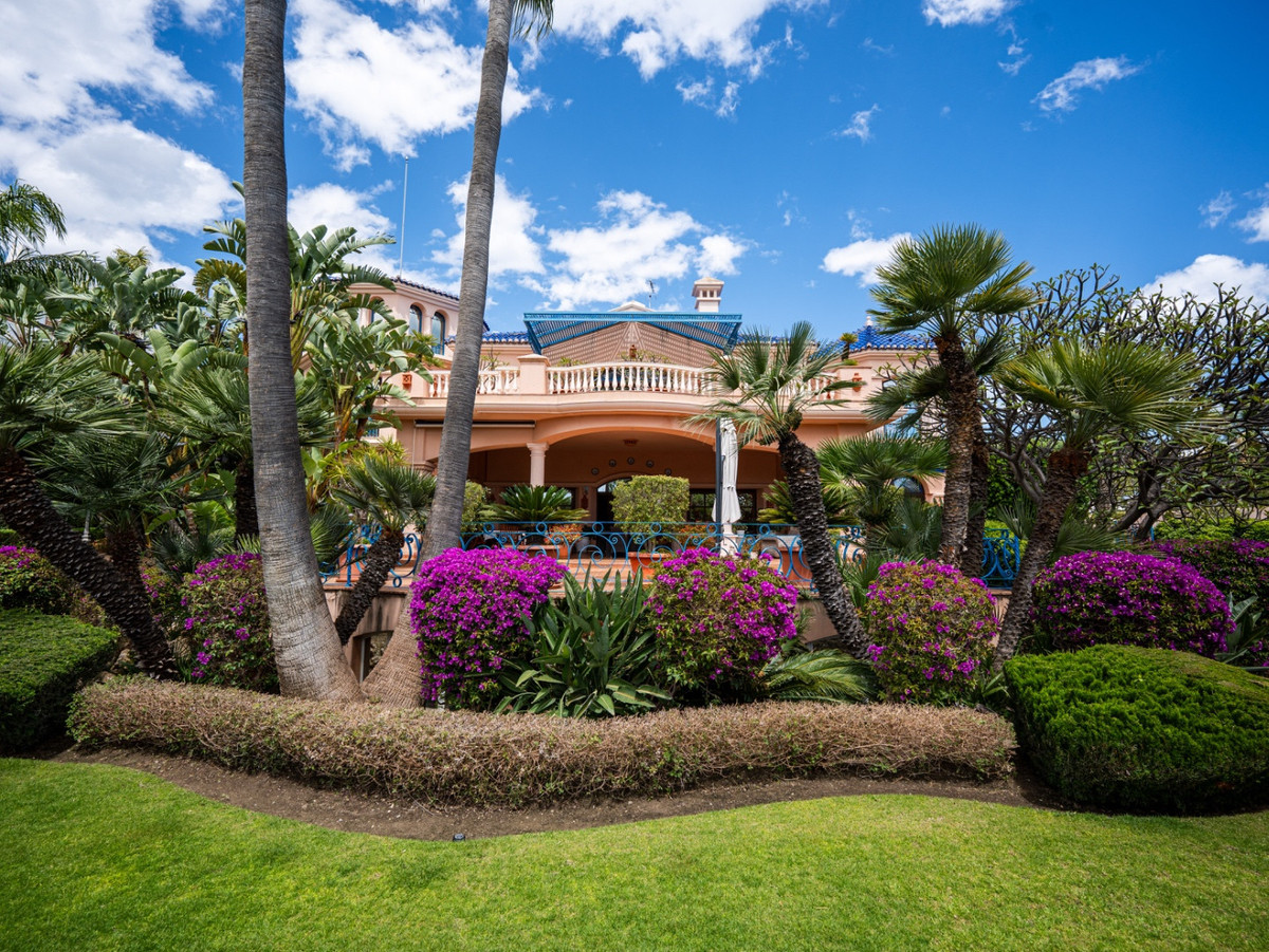 6 Bed Townhouse for sale in Nueva Andalucía Costa Del Sol, Málaga, Spain