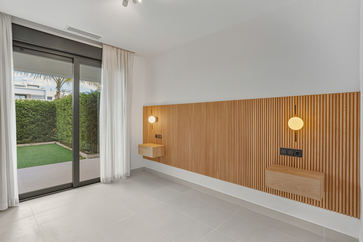 Se vende Apartamento Planta Baja de 2 dormitorios en Costa Del Sol, Málaga, España