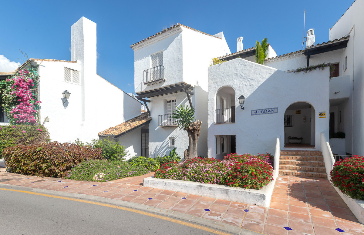 2 Bed Apartment for sale in The Golden Mile Costa Del Sol, Málaga, Spain