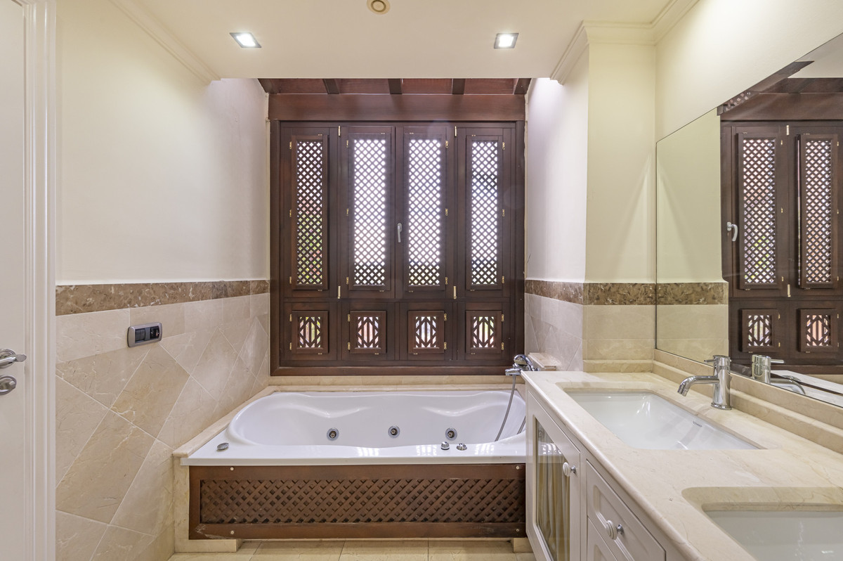4 Bed Townhouse for sale in The Golden Mile Costa Del Sol, Málaga, Spain