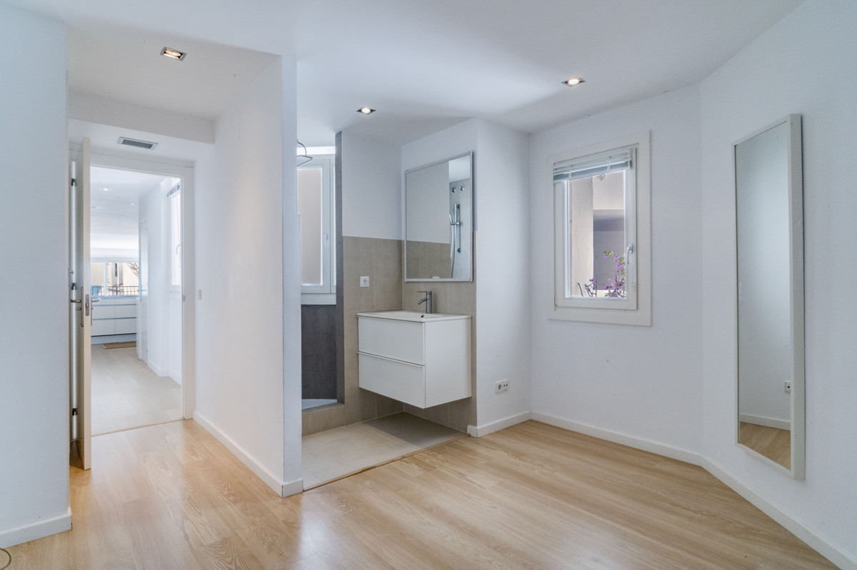 2 Bed Apartment for sale in Puerto Banús Costa Del Sol, Málaga, Spain