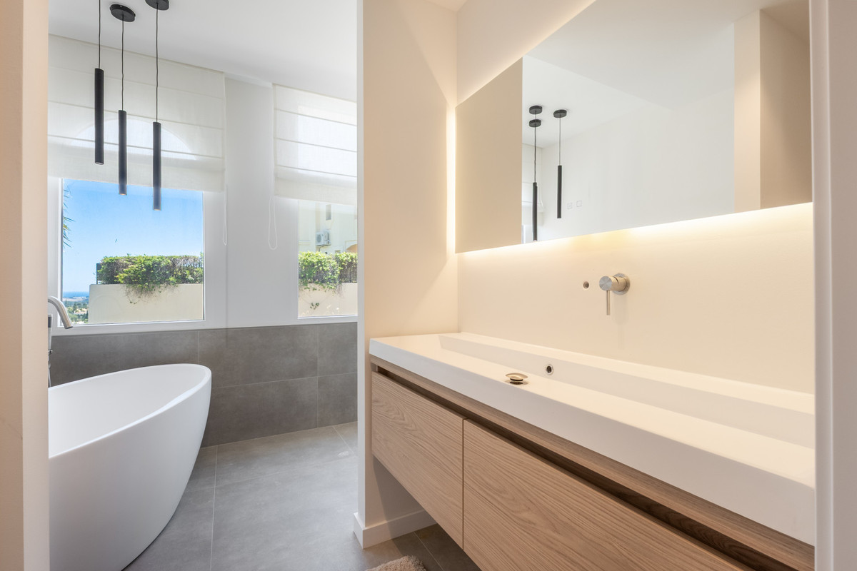 3 Bed Apartment for sale in Benahavís Costa Del Sol, Málaga, Spain