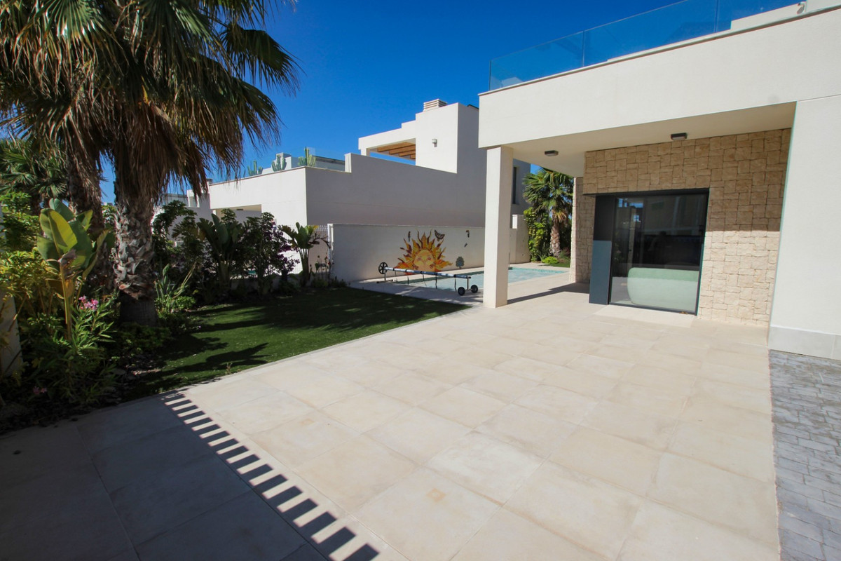 Se vende Villa - Chalet de 3 dormitorios en Costa Blanca, Alicante, España