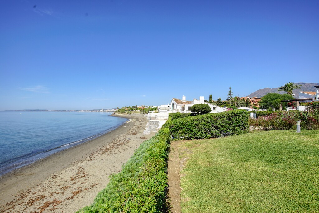 2 Bed Townhouse for sale in Estepona Costa Del Sol, Málaga, Spain