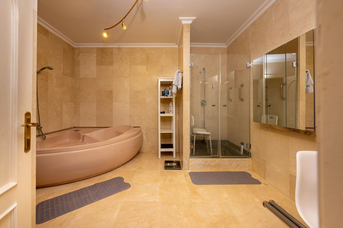 Se vende Villa - Chalet de 13 dormitorios en Costa Del Sol, Málaga, España