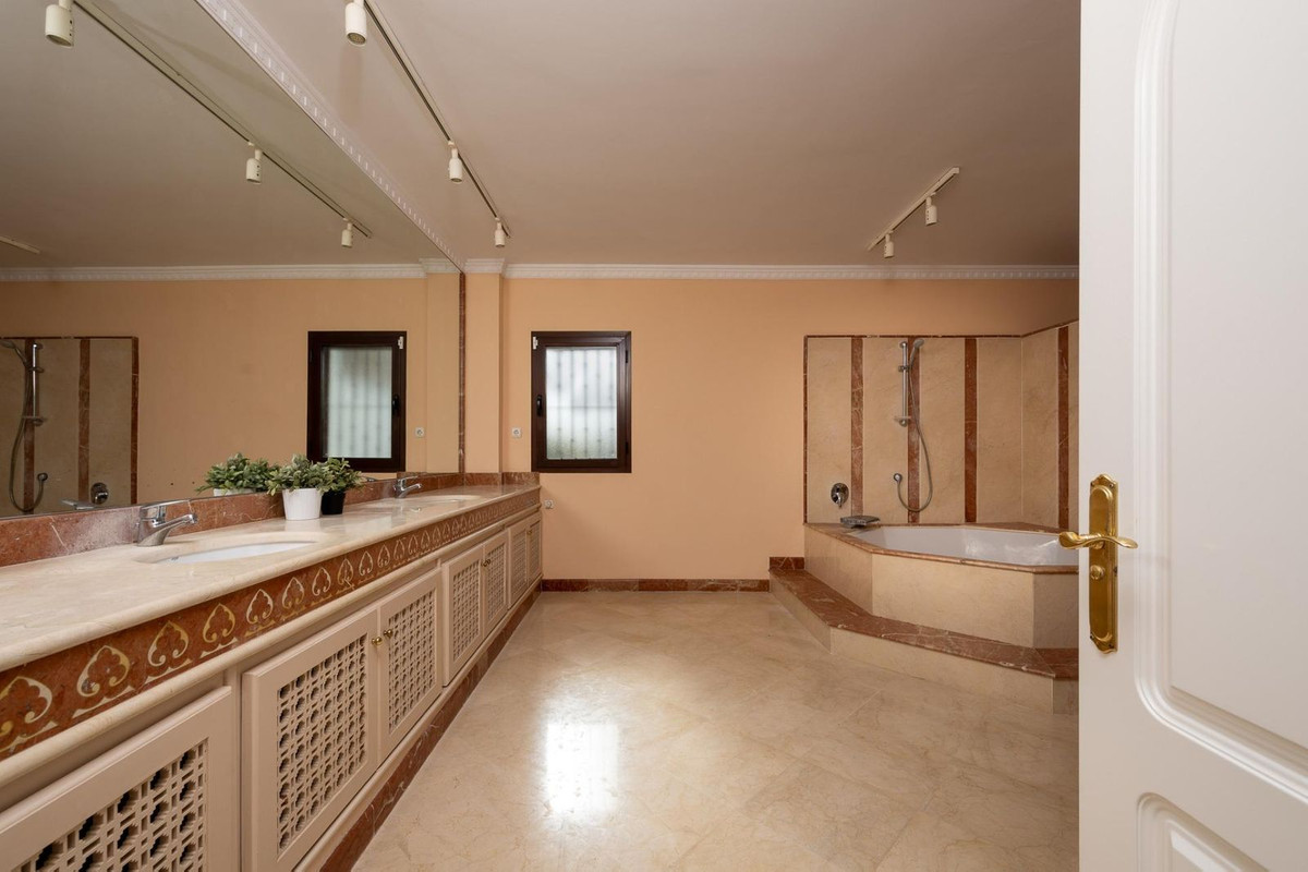 Se vende Villa - Chalet de 13 dormitorios en Costa Del Sol, Málaga, España