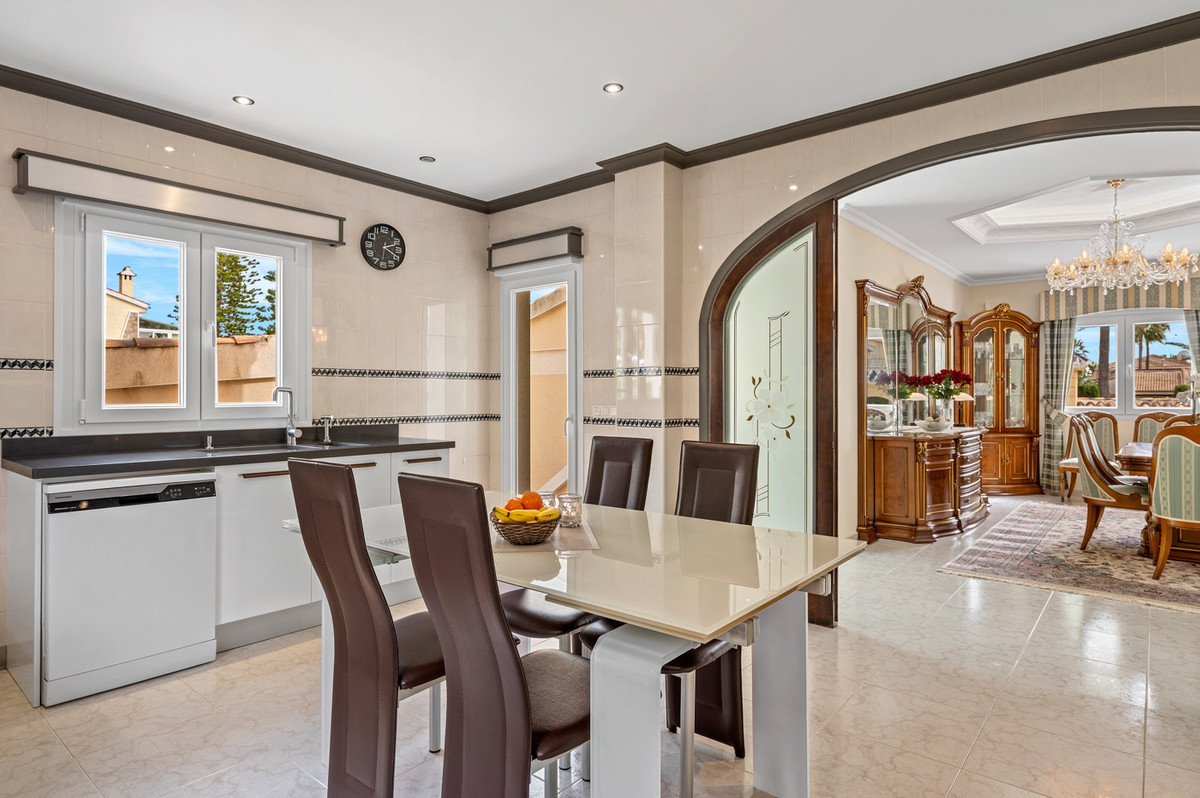 Se vende Villa - Chalet de 4 dormitorios en Costa Blanca, Alicante, España