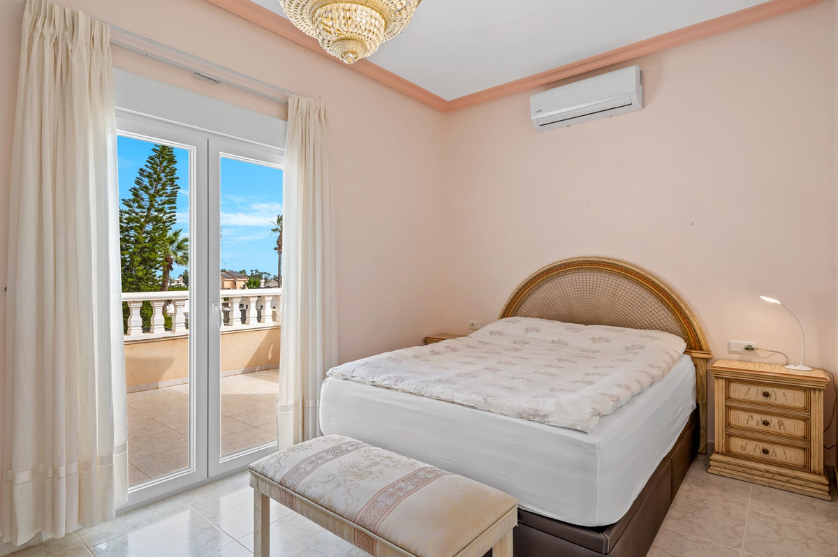Se vende Villa - Chalet de 4 dormitorios en Costa Blanca, Alicante, España