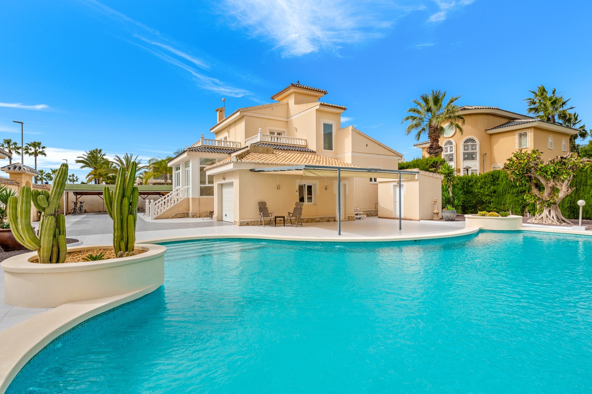 Se vende Villa - Chalet de 4 dormitorios en Costa Blanca, Alicante, España