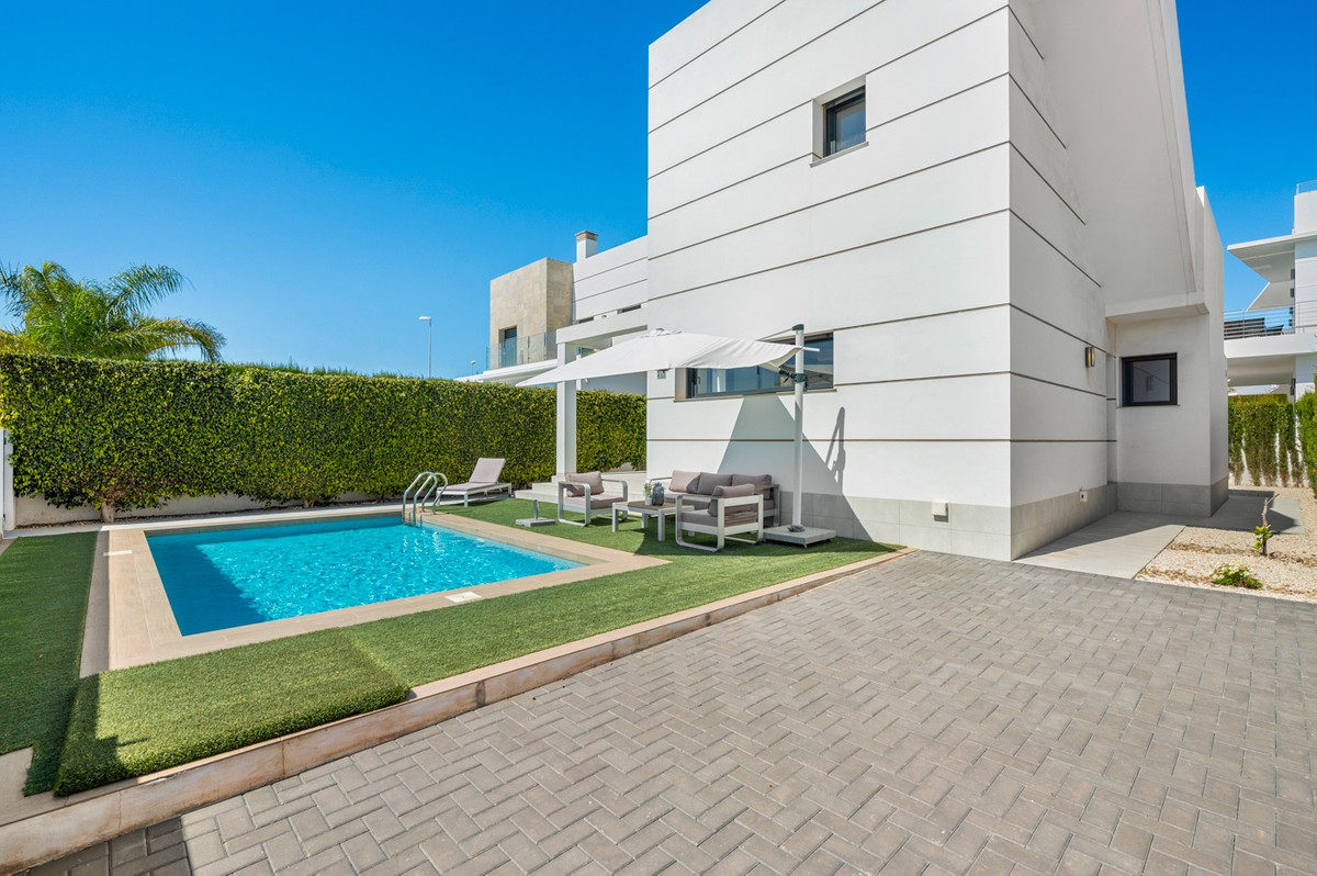 Se vende Villa - Chalet de 3 dormitorios en Costa Blanca, Alicante, España