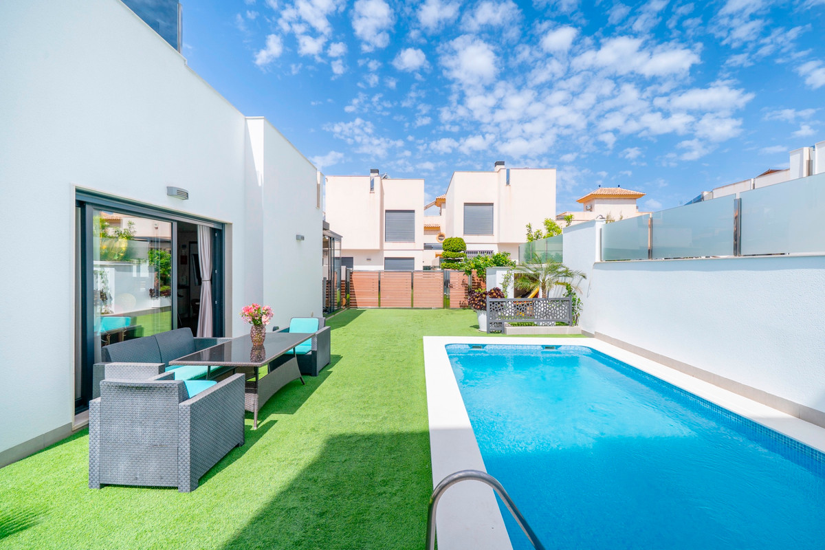Se vende Villa - Chalet de 5 dormitorios en Costa Blanca, Alicante, España