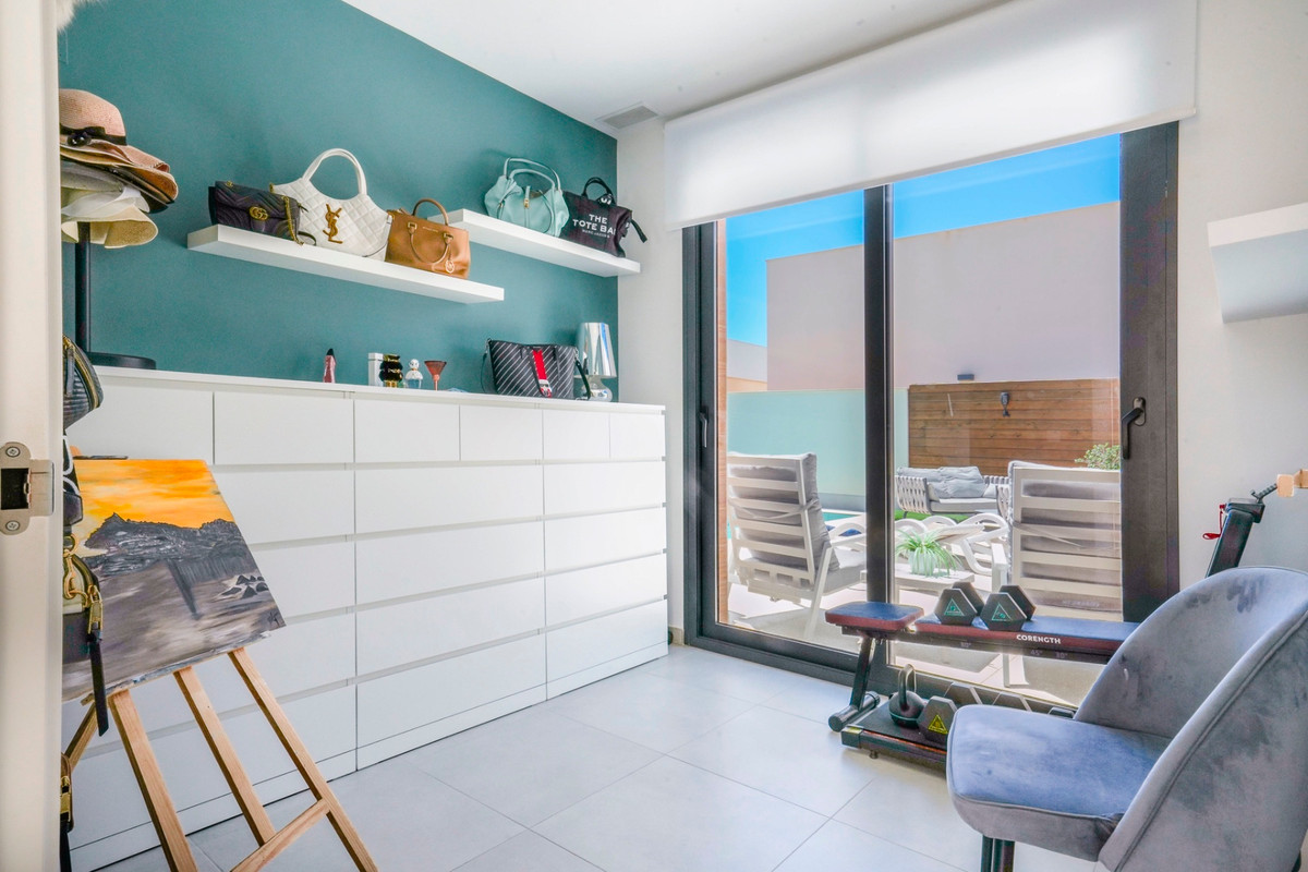 Se vende Villa - Chalet de 4 dormitorios en Costa Blanca, Alicante, España