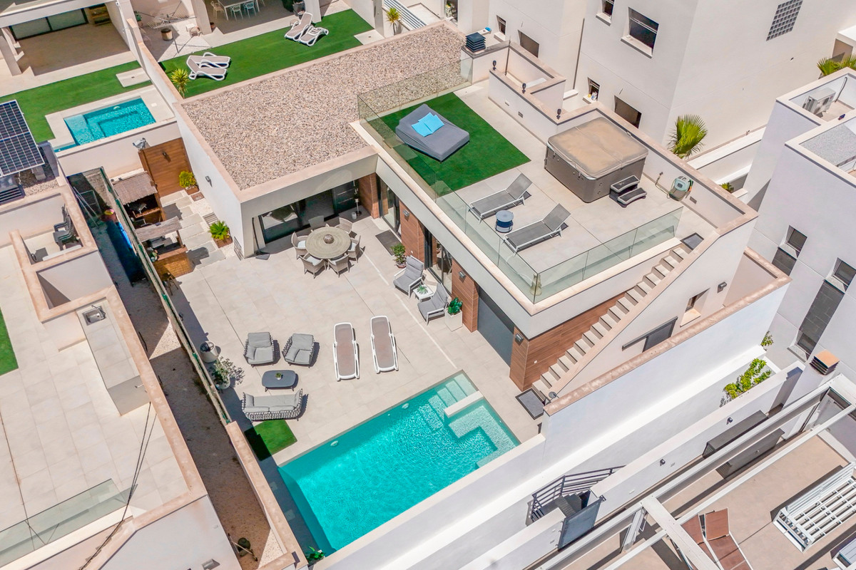 Se vende Villa - Chalet de 4 dormitorios en Costa Blanca, Alicante, España