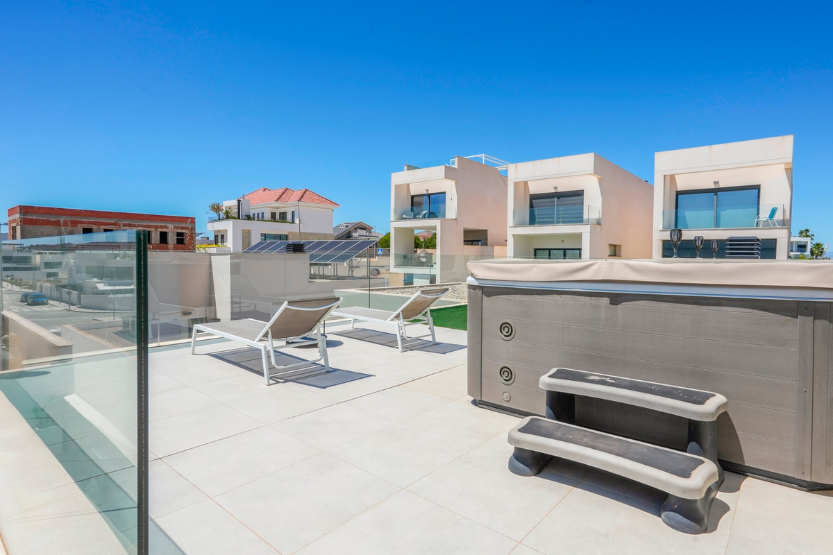 Se vende Villa - Chalet de 4 dormitorios en Costa Blanca, Alicante, España