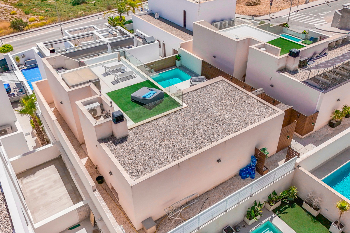 Se vende Villa - Chalet de 4 dormitorios en Costa Blanca, Alicante, España