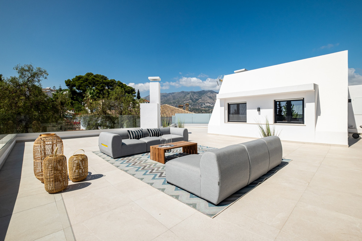 6 Bed Townhouse for sale in Sierrezuela Costa Del Sol, Málaga, Spain