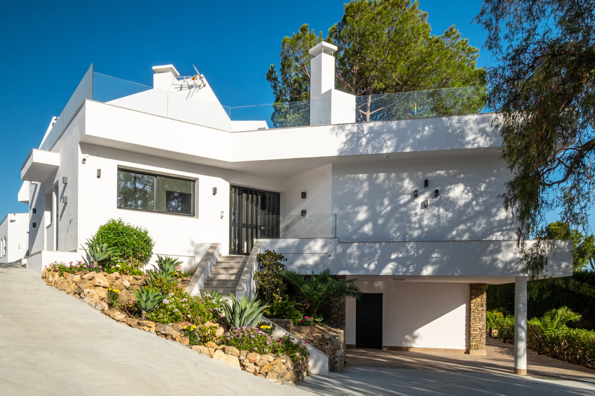 6 Bed Townhouse for sale in Sierrezuela Costa Del Sol, Málaga, Spain