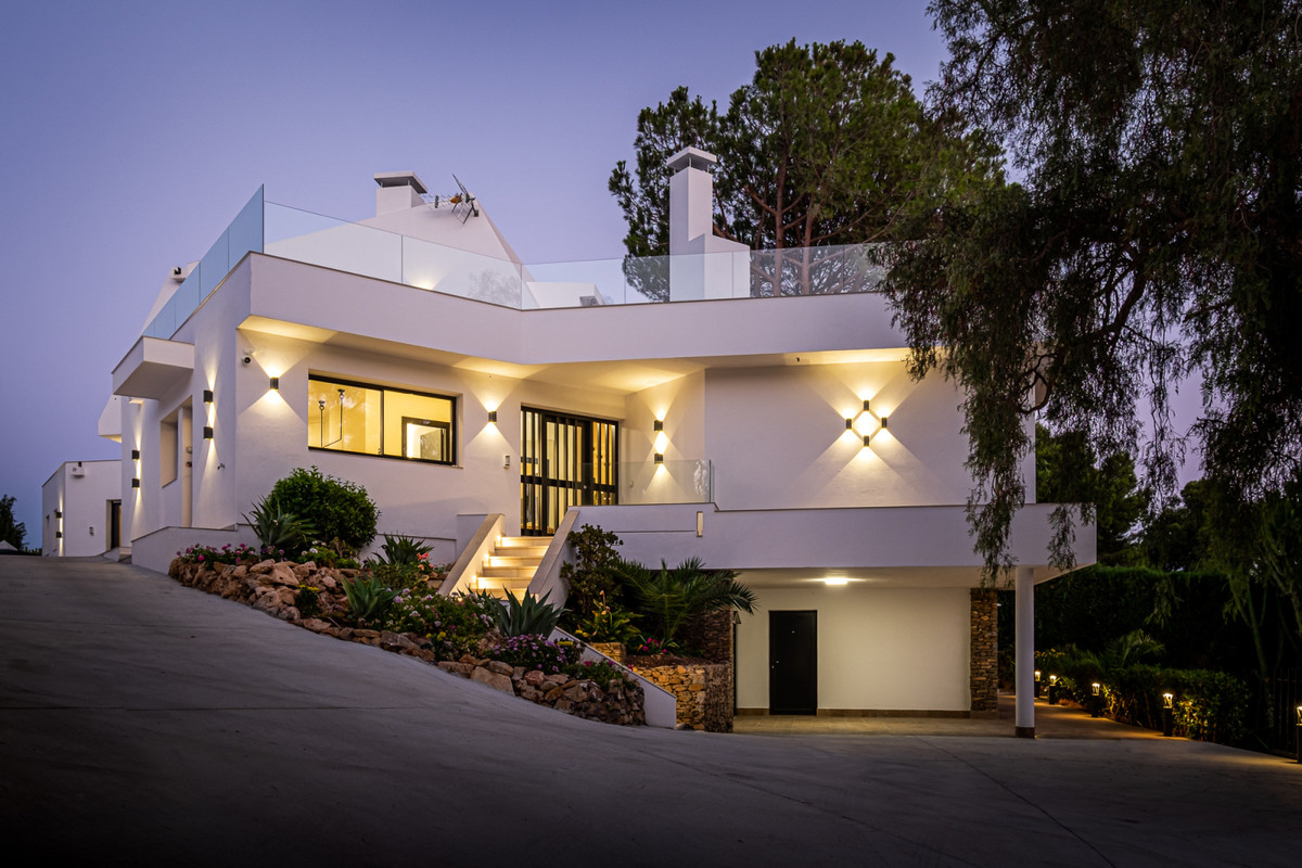 6 Bed Townhouse for sale in Sierrezuela Costa Del Sol, Málaga, Spain