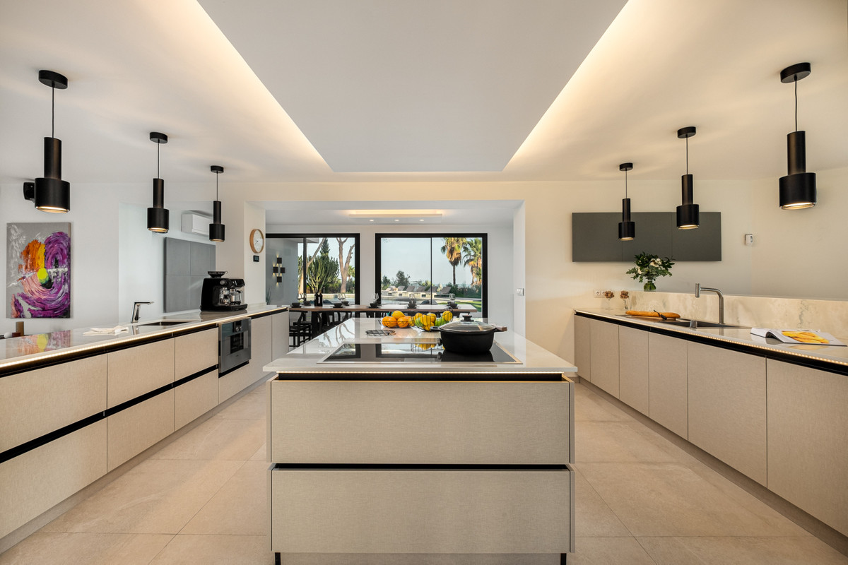 6 Bed Townhouse for sale in Sierrezuela Costa Del Sol, Málaga, Spain