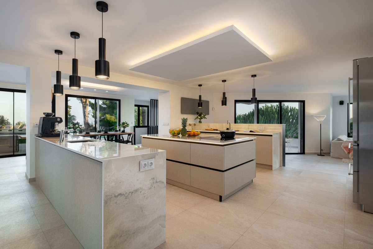 6 Bed Townhouse for sale in Sierrezuela Costa Del Sol, Málaga, Spain